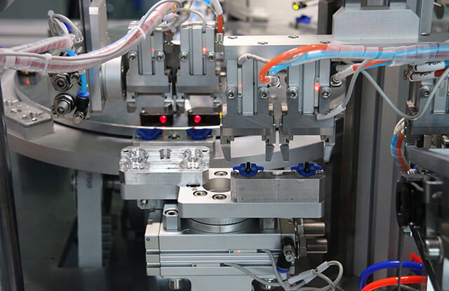 非標(biāo)自動化組裝機(jī)器設(shè)備