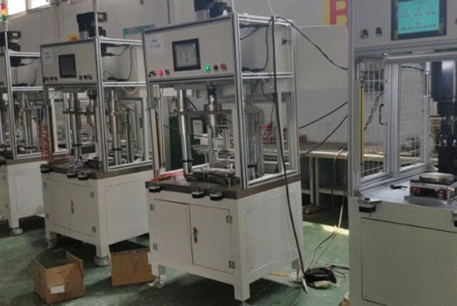 汽車車架鉚接機