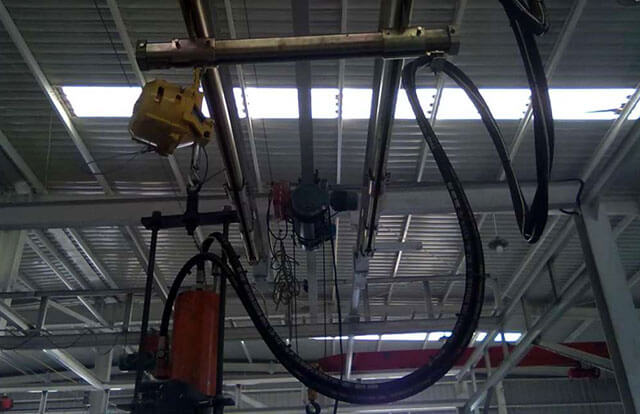 汽車車架鉚接設備