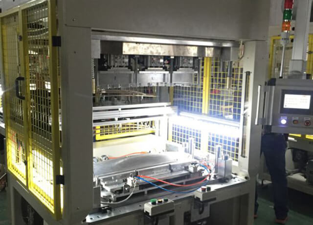 汽車門板扶手自動(dòng)包覆設(shè)備